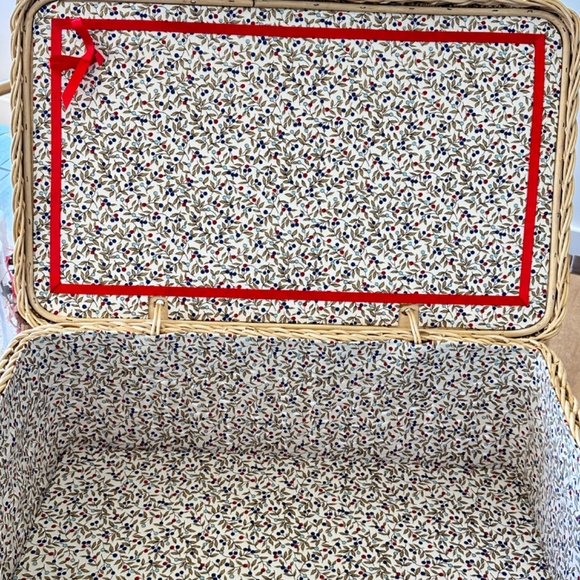 VIntage Large Wicker Lined Picnic Basket - Picture 5 of 10